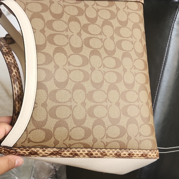 Handbags - Picture 3 of 4